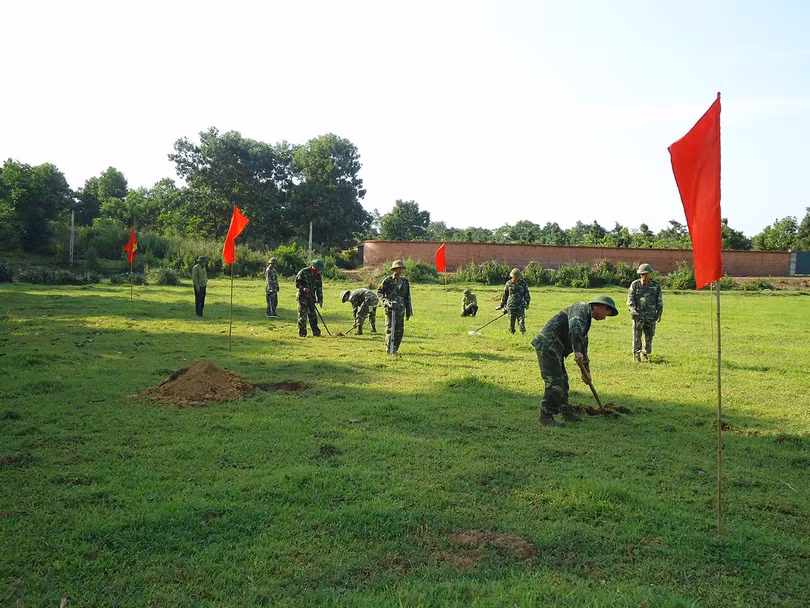 Bom, mìn, vật nổ tồn sót sau chiến tranh có thể hiện diện ở mọi nơi, có thể “thức giấc”, gây thương vong cho con người bất kỳ lúc nào cho dù đó có thể là một bãi cỏ xanh mượt như trong hình.