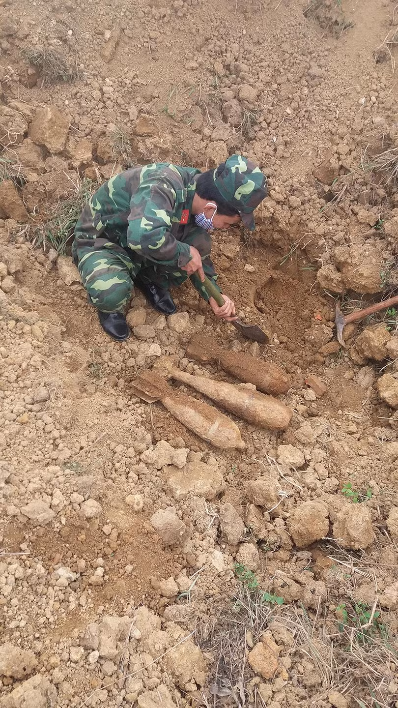 Những “thần chết” đang chốn trong đất và bị các chiến sĩ công binh Lữ đoàn 299 phát hiện, xử lý.