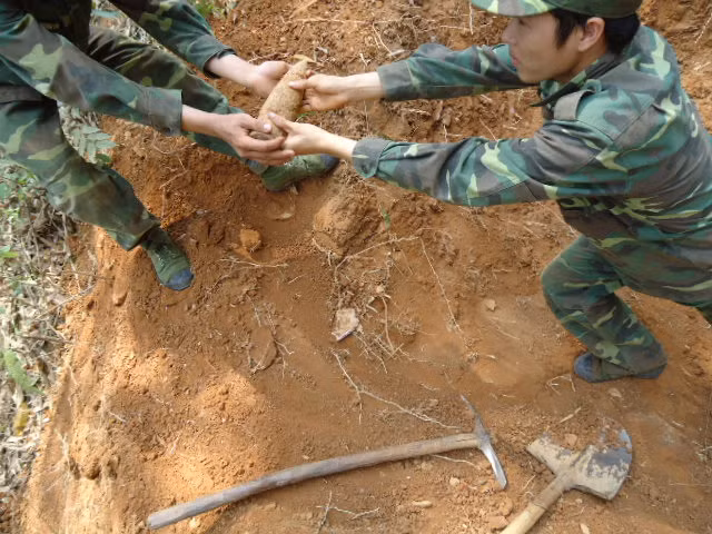 Những “thần chết” đang chốn trong đất và bị các chiến sĩ công binh Lữ đoàn 299 phát hiện, xử lý.