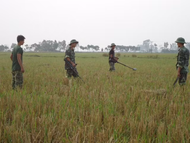 Huấn luyện động tác dò gỡ bom mìn bằng máy trong điều kiện hạn chế.