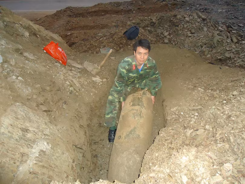 Một quả bom đã bị phát lộ.