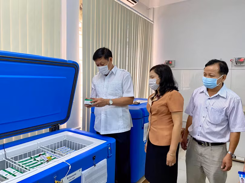 Thứ trưởng Đỗ Xuân Tuyên kiểm tra việc bảo quản vaccine tại Trung tâm Kiểm soát Bệnh tật tỉnh Kon Tum. (Ảnh: Vũ Mạnh Cường) Thứ trưởng Đỗ Xuân Tuyên kiểm tra việc bảo quản vaccine tại Trung tâm Kiểm soát Bệnh tật tỉnh Kon Tum. (Ảnh: Vũ Mạnh Cường)