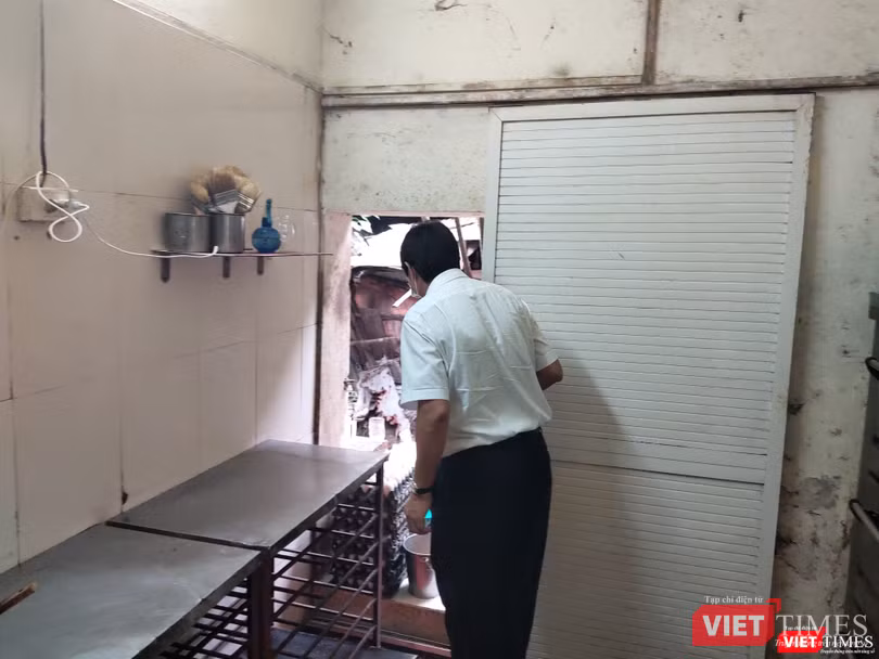 Khu vực để nướng bánh của cơ sở ngay cạnh đường rãnh nước thải (Ảnh: Minh Thúy)