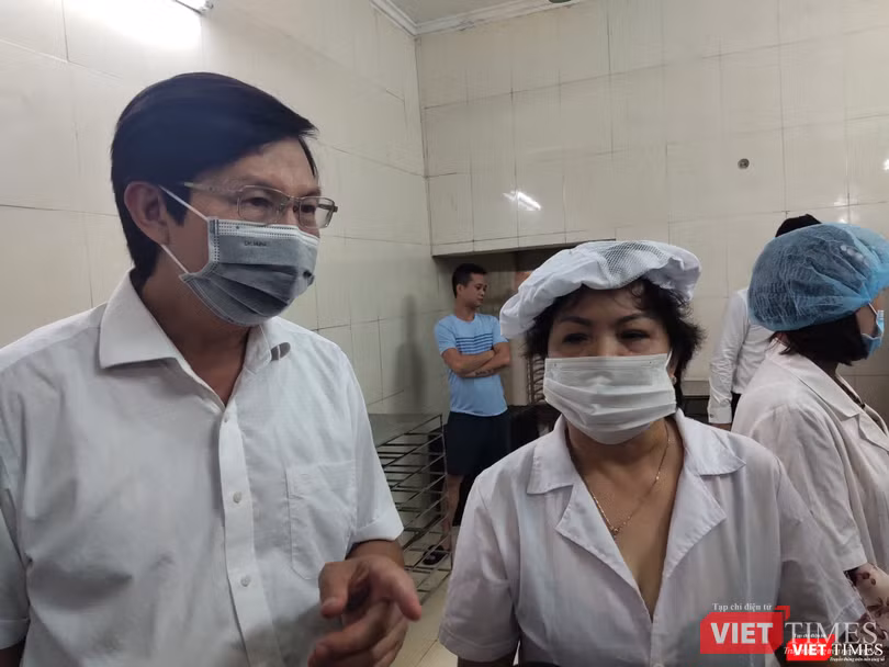 Ông Trần Văn Chung yêu cầu chủ xưởng sản xuất bánh trung thu Hương Trà phải khắc phục ngay vấn đề về cơ sở vật chất khi làm bánh (Ảnh: Minh Thúy)
