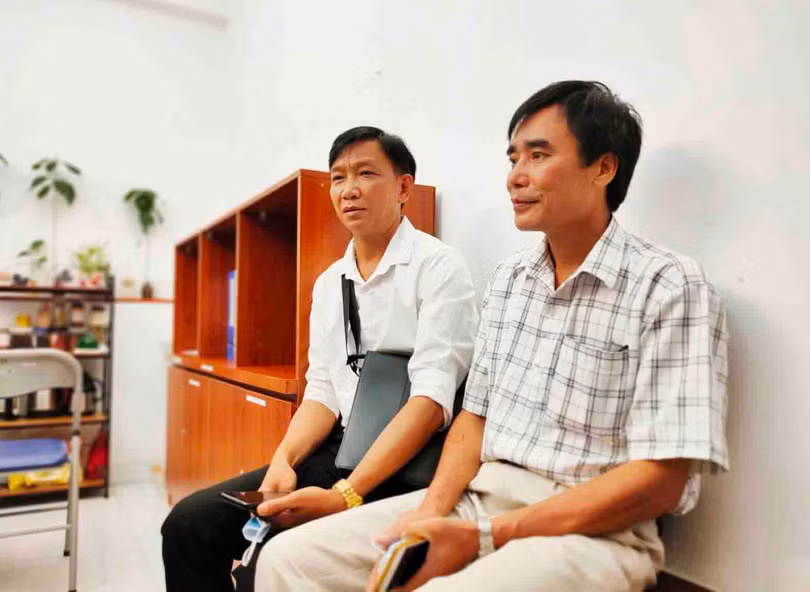 Anh Vũ Trí Lực - anh trai bệnh nhân Vũ Trí Sức (trái) và chú Nguyễn Văn Sang - chú của bệnh nhân Sức (phải) đều ủng hộ việc hiến tạng cứu người (Ảnh: BVCC) Anh Vũ Trí Lực - anh trai bệnh nhân Vũ Trí Sức (trái) và chú Nguyễn Văn Sang - chú của bệnh nhân Sức (phải) đều ủng hộ việc hiến tạng cứu người (Ảnh: BVCC)