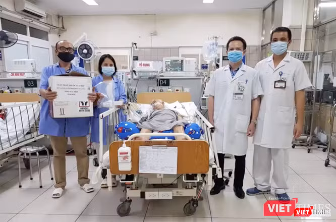 BS. Nguyễn Trung Nguyên chụp ảnh cùng bệnh nhân khi nhận thuốc giải độc (Ảnh: Minh Thúy) BS. Nguyễn Trung Nguyên chụp ảnh cùng bệnh nhân khi nhận thuốc giải độc (Ảnh: Minh Thúy)