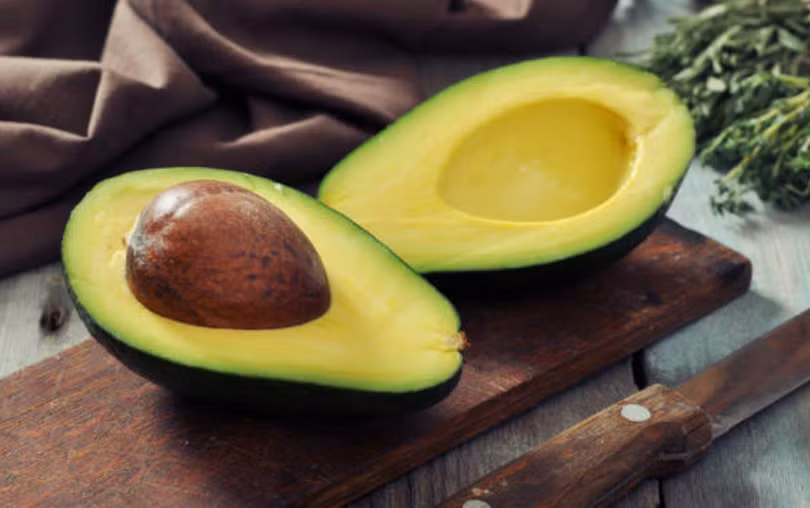Trong quả bơ chứa nhiều axit béo omega-3, axit lauric được chứng minh là có hiệu quả trong việc điều trị mụn trứng cá (Ảnh: BoldSky) Trong quả bơ chứa nhiều axit béo omega-3, axit lauric được chứng minh là có hiệu quả trong việc điều trị mụn trứng cá (Ảnh: BoldSky)