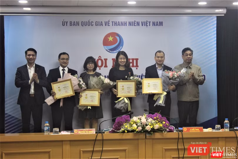 Kỷ niệm chương "Vì thế hệ trẻ" là sự tri ân của Trung ương Đoàn với những cá nhân có nhiều đóng góp trong công tác giáo dục thế hệ trẻ.