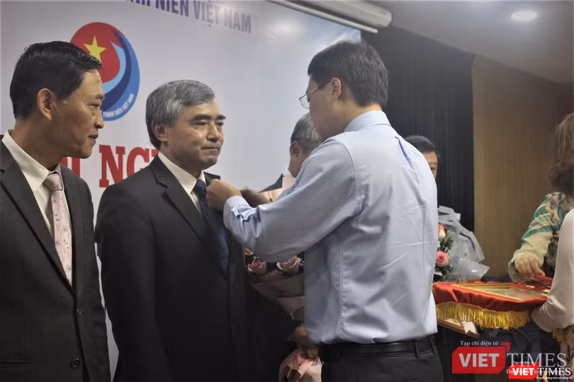 Ông Lê Quốc Phong gắn Kỷ niệm chương "Vì thế hệ trẻ" cho Chủ tịch Hội Truyền thông số Việt Nam Nguyễn Minh Hồng.