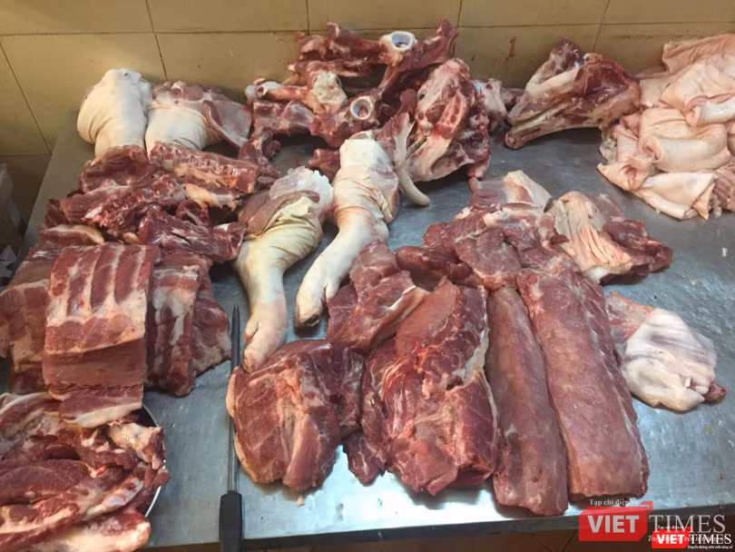 Lượng tiêu thụ mặt hàng thịt lợn tại các chợ truyền thống giảm 20-40% so với trước khi có dịch. Lượng tiêu thụ mặt hàng thịt lợn tại các chợ truyền thống giảm 20-40% so với trước khi có dịch.