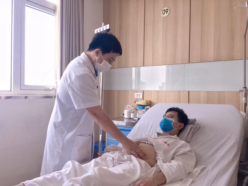 Bác sĩ khám cho anh T. - bệnh nhân thứ 1.000 được ghép thận thành công sau phẫu thuật (Ảnh: BVCC)