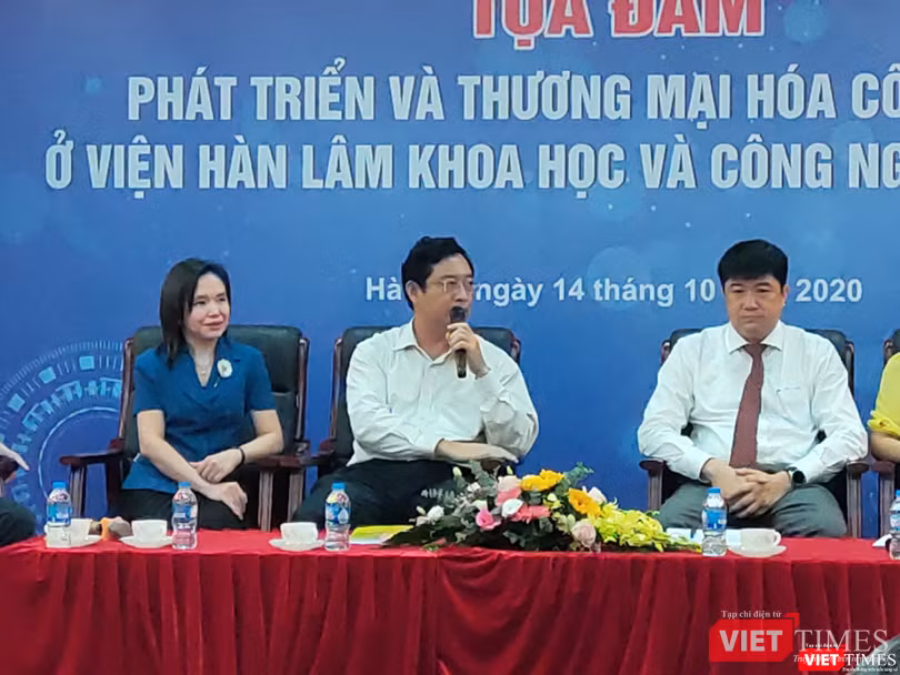 TS. Phạm Hồng Quất – Cục trưởng Cục Phát triển thị trường – Doanh nghiệp và khoa học công nghệ (áo trắng cầm mic ở giữa) (Ảnh: Minh Thúy)