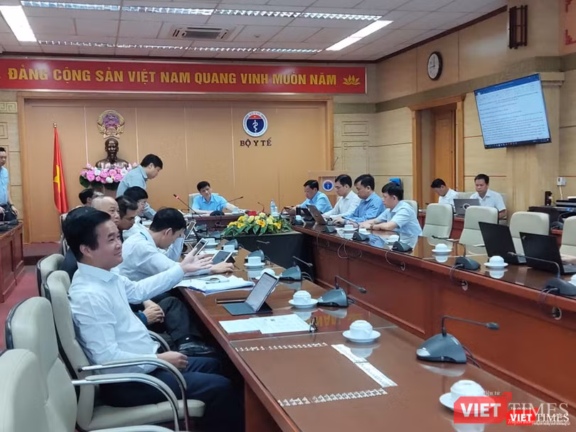 Quyền Bộ trưởng Bộ Y tế Nguyễn Thanh Long chủ trì cuộc họp trực tuyến về công tác phòng, chống dịch COVID-19 (Ảnh: Minh Thúy) Quyền Bộ trưởng Bộ Y tế Nguyễn Thanh Long chủ trì cuộc họp trực tuyến về công tác phòng, chống dịch COVID-19 (Ảnh: Minh Thúy)