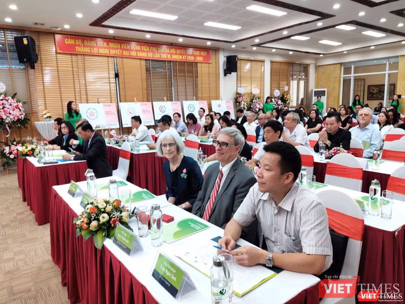 Các đại biểu tham dự lễ ra mắt mạng lưới thí điểm sơ sinh Hà Nội (Ảnh: Minh Thúy)