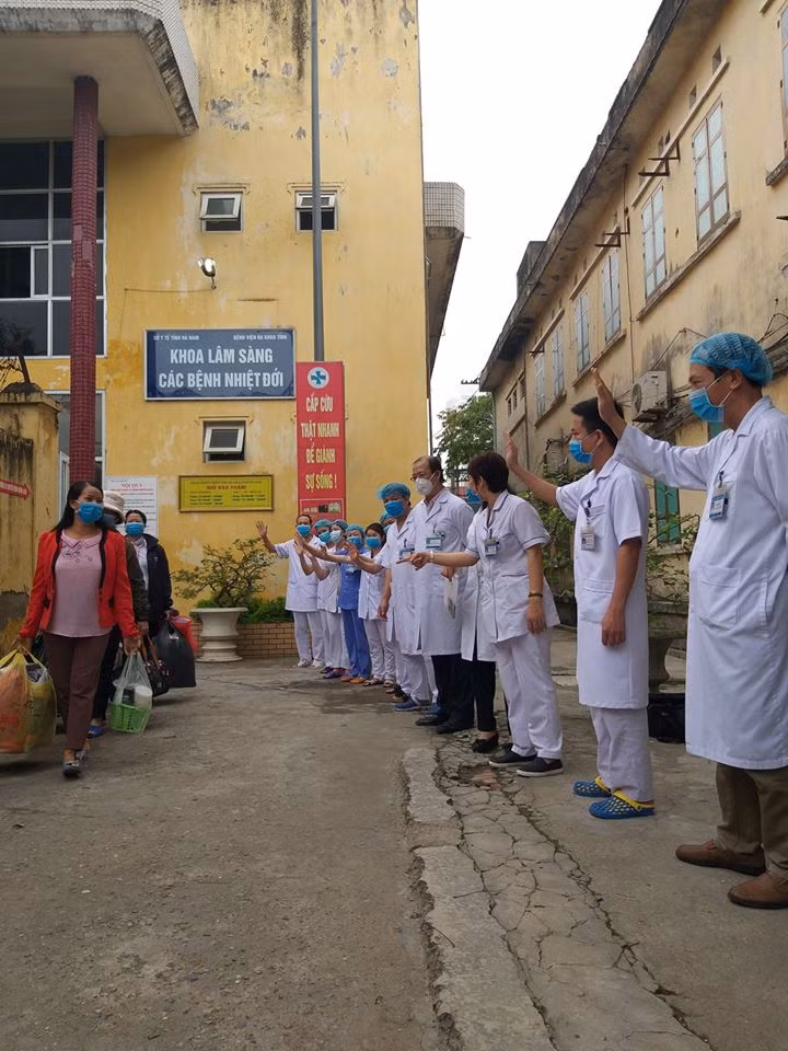 3 bệnh nhân trong ngày công bố khỏi bệnh. Ảnh: Phạm Hằng