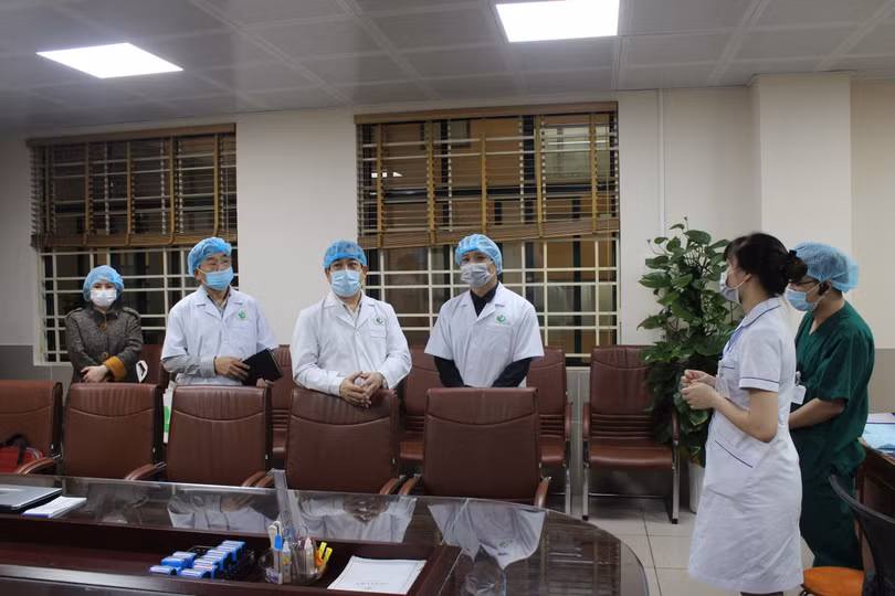 Đoàn công tác của Bộ Y tế kiểm tra Bệnh viện Phụ Sản Hà Nội. Ảnh: Lê Hảo