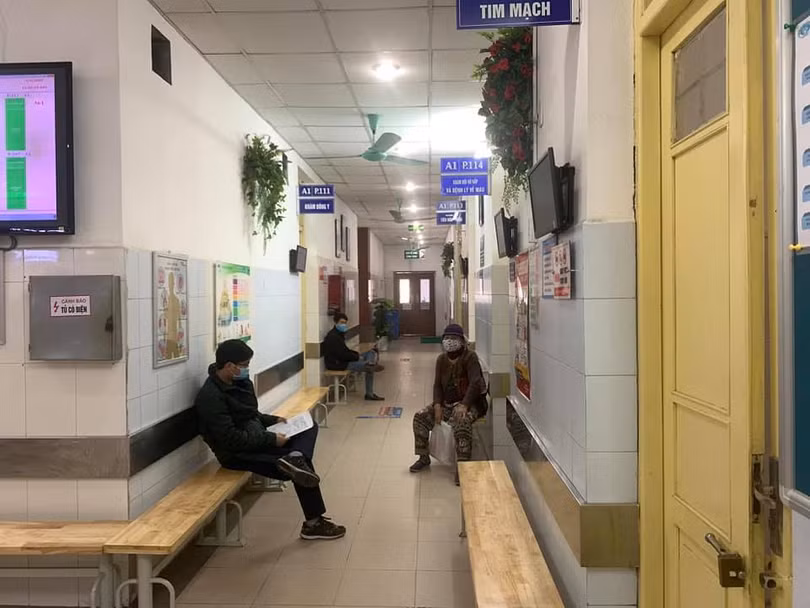 Bệnh nhân chờ khám tại Bệnh viện Xanh Pôn. Ảnh: BVCC