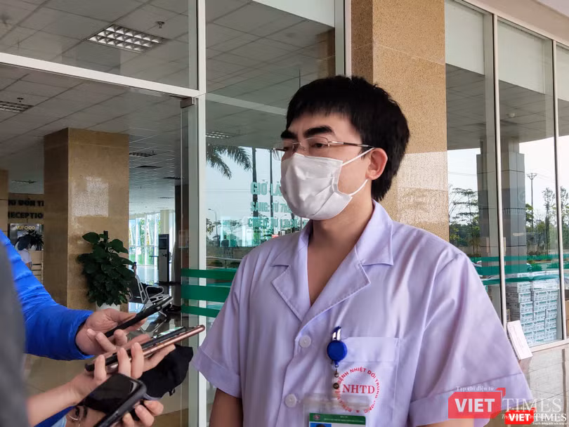 ThS. BS. Vũ Minh Điền chia sẻ về bệnh nhân có kết quả xét nghiệm dương tính trở lại với virus SARS-CoV-2 vào chiều nay (14/4). Ảnh: Minh Thúy