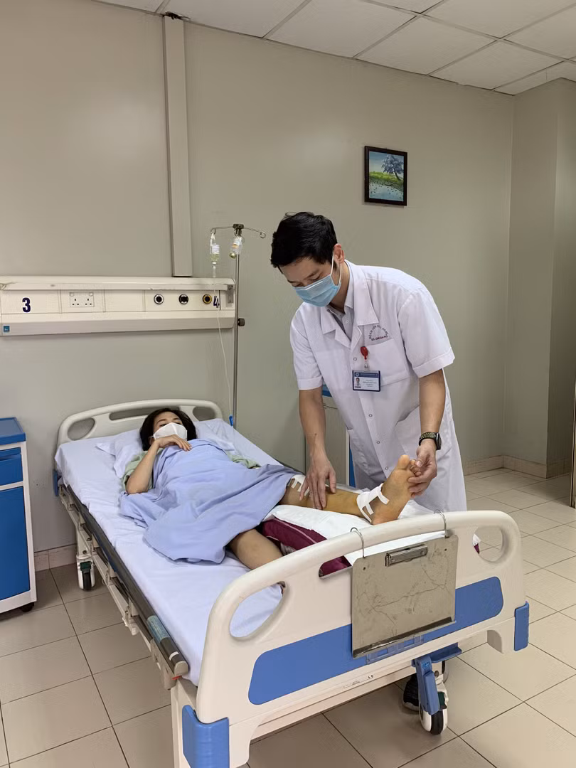 BS. Trần Cửu Long Giang thăm khám cho bệnh nhân sau phẫu thuật. Ảnh: BVCC BS. Trần Cửu Long Giang thăm khám cho bệnh nhân sau phẫu thuật. Ảnh: BVCC