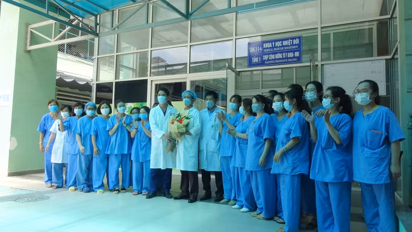 1 bệnh nhân được công bố khỏi bệnh tại Bệnh viện Đà Nẵng. Ảnh: Phạm Hằng 1 bệnh nhân được công bố khỏi bệnh tại Bệnh viện Đà Nẵng. Ảnh: Phạm Hằng