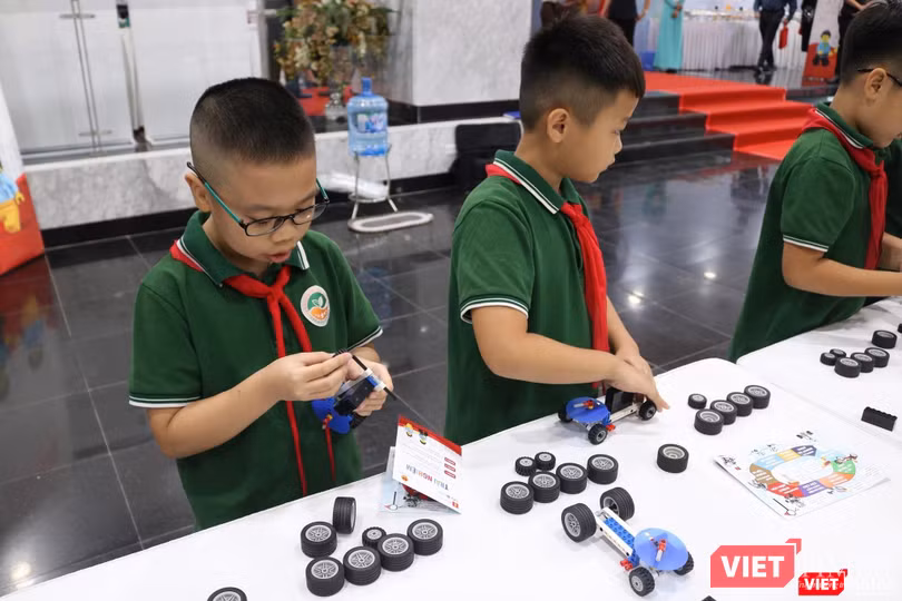 Học sinh hào hứng với trò chơi "xe trượt dốc"