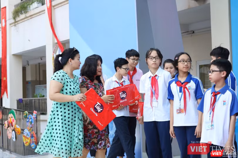 Trao tặng quà cho học sinh có hoàn cảnh khó khăn