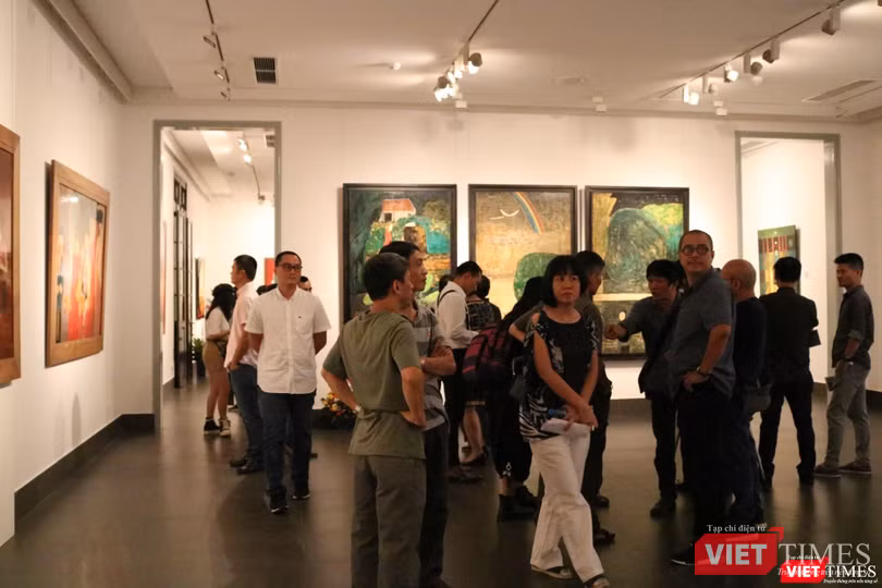 Khách tham quan triển lãm Khách tham quan triển lãm