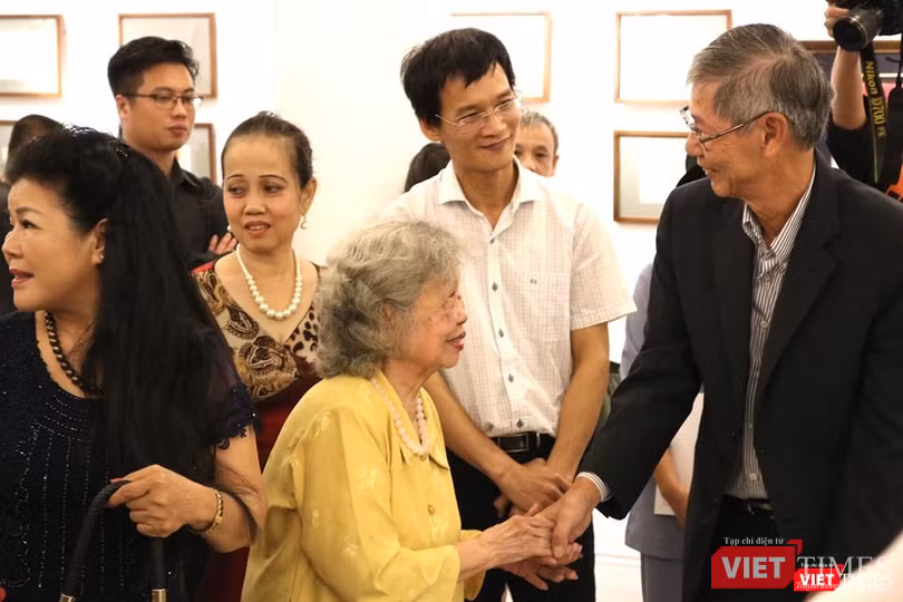 Nhà sưu tập Tira Vanichtheeranont và bà Nguyễn Thị Sính Nhà sưu tập Tira Vanichtheeranont và bà Nguyễn Thị Sính