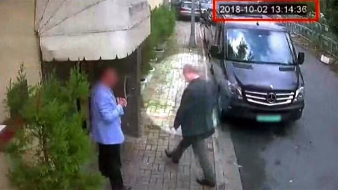 Hình ảnh ghi lại cảnh nhà báo Jamal Ahmad Khashoggi đi vào lãnh sự quán Ả rập Xê-út tại Istanbul.
