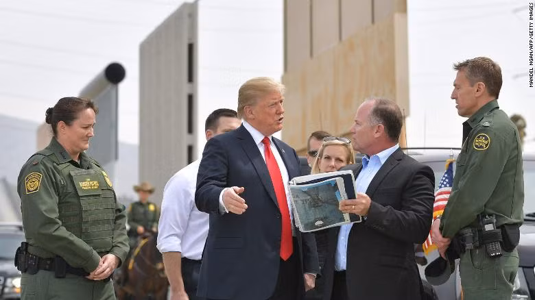 Ông Trump cùng đội Vệ binh Quốc gia tại biên giới nước Mỹ. Ông Trump cùng đội Vệ binh Quốc gia tại biên giới nước Mỹ.