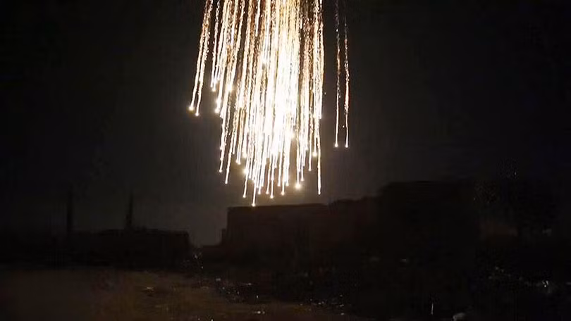 Tại Syria, Mỹ nhiều lần sử dụng bom phốt pho trắng - loại vũ khí bị cấm bởi OPCW. Tại Syria, Mỹ nhiều lần sử dụng bom phốt pho trắng - loại vũ khí bị cấm bởi OPCW.