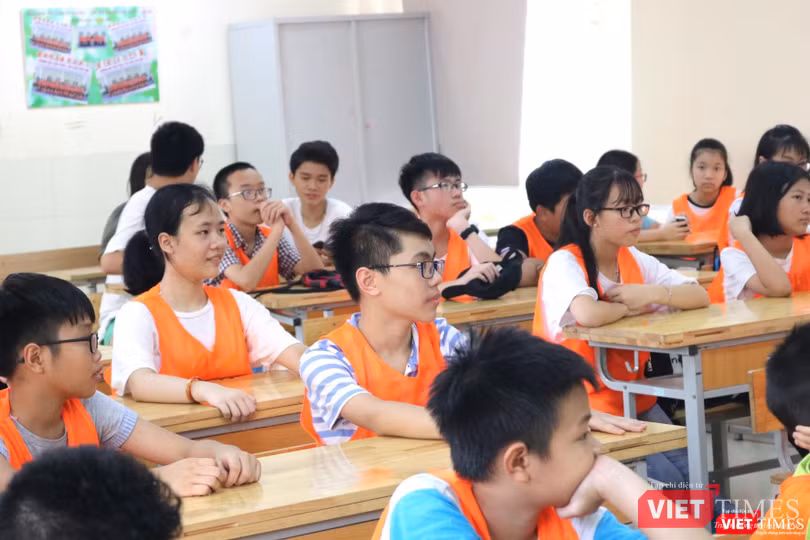 Học sinh chăm chú lắng nghe thầy cô giáo hướng dẫn. Ảnh: Minh Thúy Học sinh chăm chú lắng nghe thầy cô giáo hướng dẫn. Ảnh: Minh Thúy