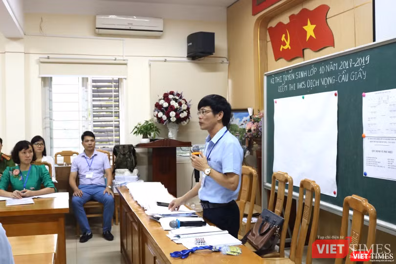 ông Vũ Đình Hà - Trưởng điểm thi THCS Dịch Vọng (Cầu Giấy). Ảnh: Minh Thúy