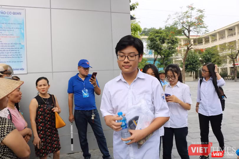 Học sinh ra vê sau khi thi xong môn ngữ văn. Ảnh: Minh Thúy