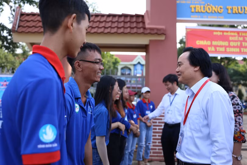 Bộ trưởng Bộ GD&ĐT thăm hỏi các tình nguyện viên