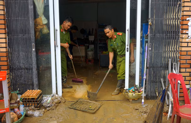 Công an huyện Sa Pa giúp đỡ những gia đình người dân địa phương khắc phục hậu quả của lũ.