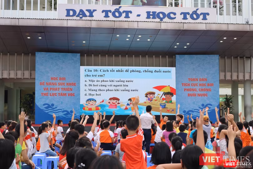 Học sinh giơ tay trả lời câu hỏi về phòng, chống đuổi nước cho trẻ em. Ảnh: Minh Thúy Học sinh giơ tay trả lời câu hỏi về phòng, chống đuổi nước cho trẻ em. Ảnh: Minh Thúy