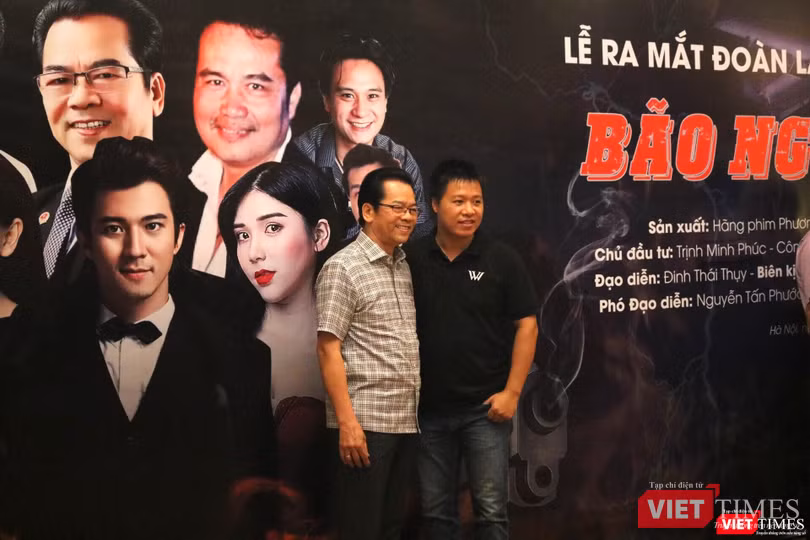 Diễn viên phim "Bão ngầm" chụp ảnh lưu niệm cùng đoàn làm phim. Ảnh: Minh Thúy