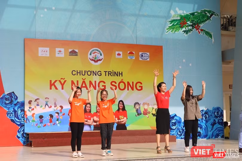 Cô giáo cùng tình nguyện viên hướng dẫn tập các động tác khởi động cho học sinh trước khi chương trình bắt đầu. Ảnh: Minh Thúy Cô giáo cùng tình nguyện viên hướng dẫn tập các động tác khởi động cho học sinh trước khi chương trình bắt đầu. Ảnh: Minh Thúy