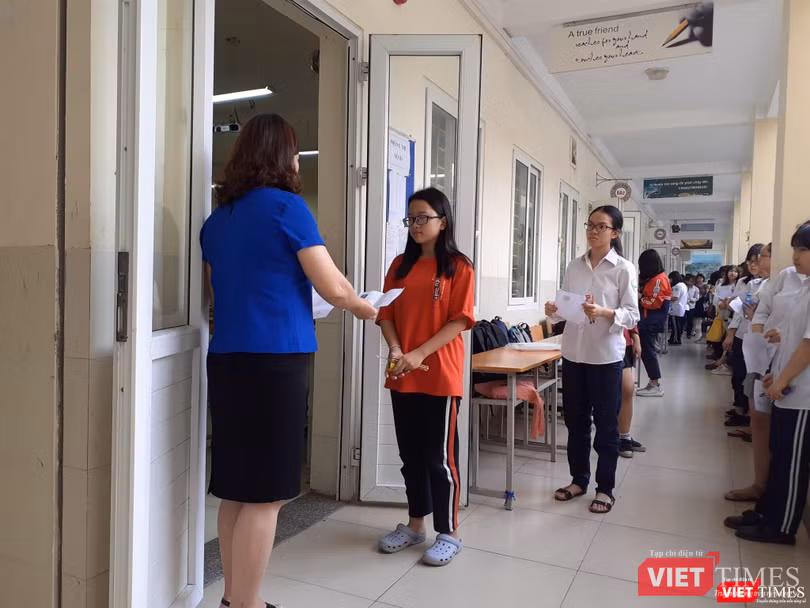 Nhiều thí sinh khá căng thẳng trước khi bước vào phòng thi. Ảnh: Minh Thúy Nhiều thí sinh khá căng thẳng trước khi bước vào phòng thi. Ảnh: Minh Thúy