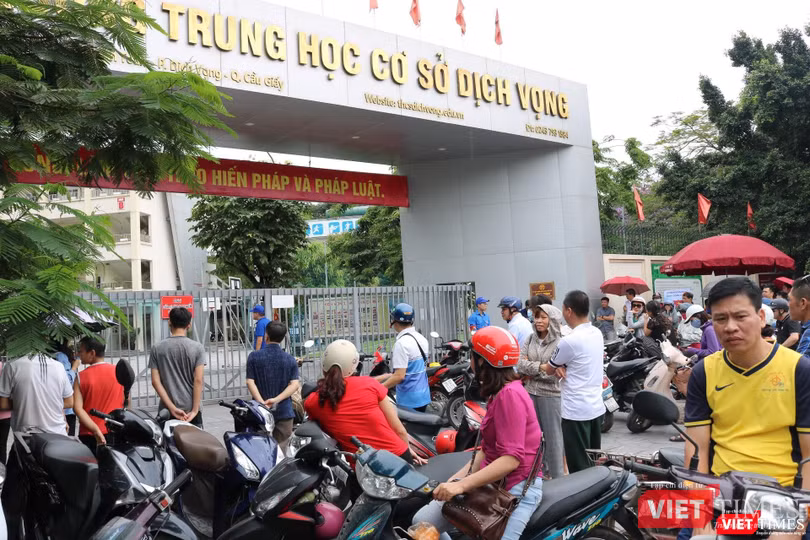 Nhiều phụ huynh sốt ruột đợi con thi xong. Ảnh: Minh Thúy