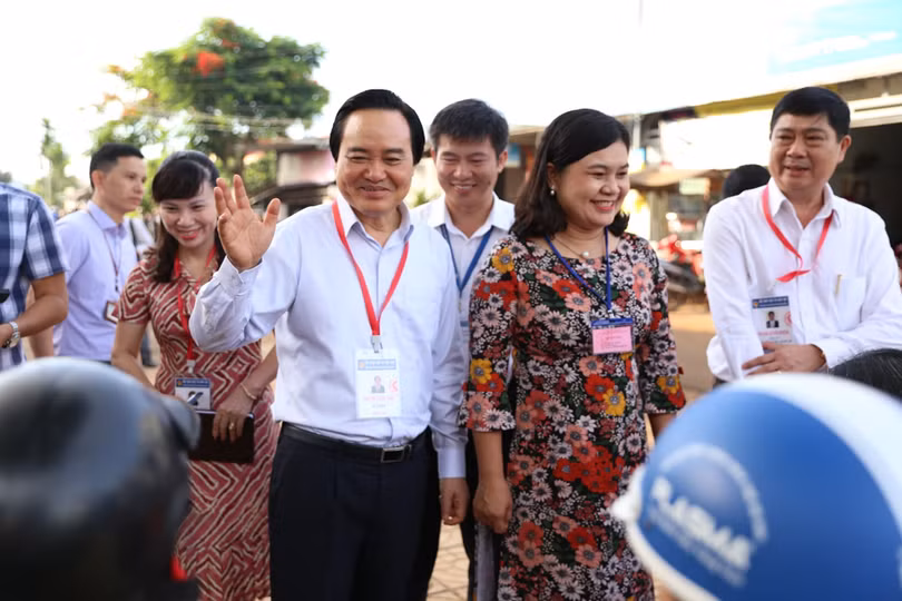 Bộ trưởng Bộ GD&ĐT tại điểm thi Trường THPT Cư M’Gar