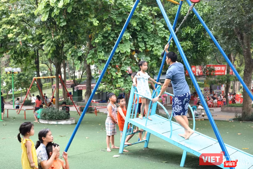 Trẻ chơi trò chơi ngoài trời. Ảnh: Minh Thúy Trẻ chơi trò chơi ngoài trời. Ảnh: Minh Thúy
