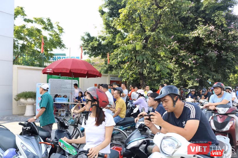 Nhiều phụ huynh lo lắng trong ngày thi cuối. Ảnh: Minh Thúy Nhiều phụ huynh lo lắng trong ngày thi cuối. Ảnh: Minh Thúy