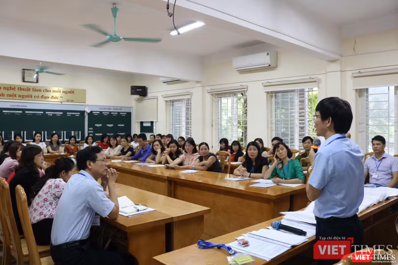 Họp cán bộ làm công tác coi thi tại điểm thi THCS Dịch Vọng (Cầu Giấy). Ảnh: Minh Thúy Họp cán bộ làm công tác coi thi tại điểm thi THCS Dịch Vọng (Cầu Giấy). Ảnh: Minh Thúy