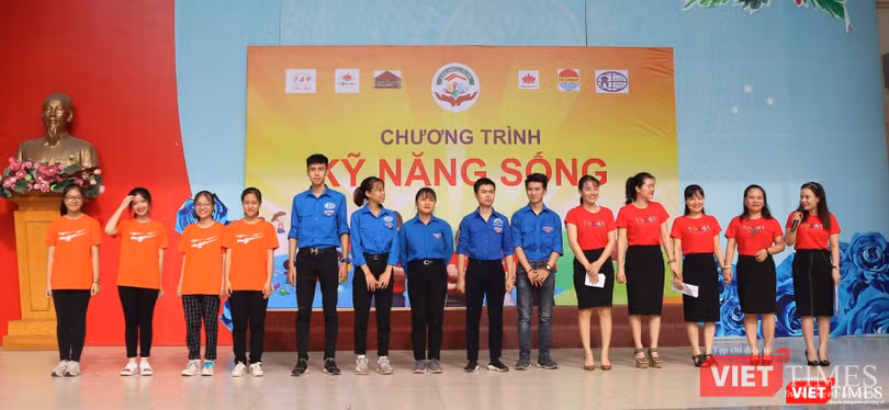 Giáo viên, tình nguyện viên trong chương trình "Kỹ năng sống". Ảnh: Minh Thúy Giáo viên, tình nguyện viên trong chương trình "Kỹ năng sống". Ảnh: Minh Thúy