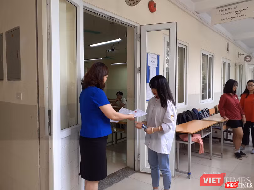 Thí sinh làm thủ tục chuẩn bị thi. Ảnh: Minh Thúy Thí sinh làm thủ tục chuẩn bị thi. Ảnh: Minh Thúy