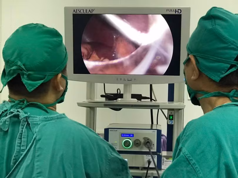 Cận cảnh quá trình phẫu thuật nội soi cho bé trai 3 tuổi Cận cảnh quá trình phẫu thuật nội soi cho bé trai 3 tuổi