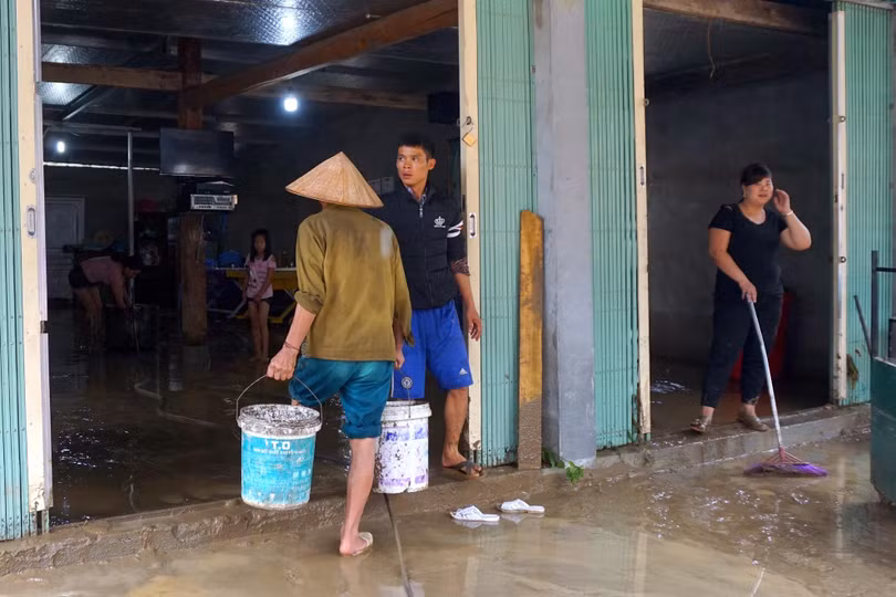 Người dân cũng chủ động khắc phục hậu quả của lũ để nhanh chóng ổn định cuộc sống.