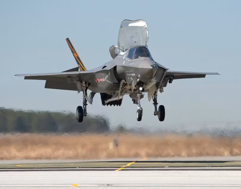 Máy bay chiến đấu cất-hạ cánh thẳng đứng F-35B của Mỹ.
